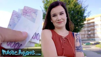 Πολύ λίγο. Η Έλις ποζάρει γυμνή στην ερασιτεχνική φωτογραφία