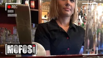 Η ξανθιά μπαργούμαν της Ριάνα Σάμιουελ δείχνει τα βυζιά της σε έναν καλεσμένο πριν της πάρει πίπα