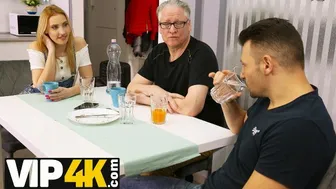 Ενθουσιασμένη ξανθιά κοπέλα που ξελογιάζει τον πατέρα της στην κουζίνα