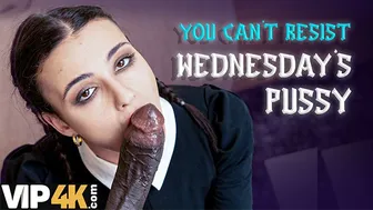 Η Lispy Wednesday γάμησε το μεγάλο πουλί του πατριού σαν αληθινό σκυλί
