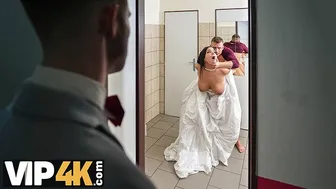 Σόφια Η μεγάλη γυναίκα του Λι γλείφει τριχωτό μουνί στην τουαλέτα και την πηδάει
