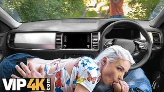 Zazie Skymm ξανθιά κερατάς αποπλάνηση για τα χρήματα