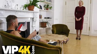 Δελεάζοντας ώριμη ξανθιά γυναίκα σε συνέντευξη με δαντέλες