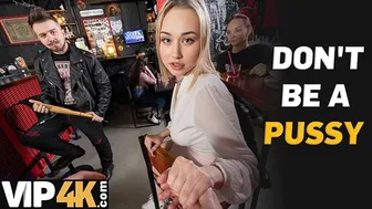 Γενναίος ξανθός πορνοστάρ που πηδάει έναν παράξενο άντρα σε ένα μπαρ