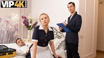 Υπηρεσία δωματίου με βίδα με μια καυτή ώριμη ξανθιά