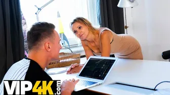 Εξαρτώμενη από τα μάτια ξανθιά Milf δωροδοκεί νέους fixer με γρήγορο γαμήσι