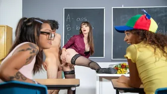 Οι καθηγητές τρελαίνονται: η Λέξι Λούνα γάμησε τους μαθητές
