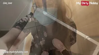 Λίνα Αγάπη κορίτσι θηλή αυνανίζεται σε δημόσια κουζίνα