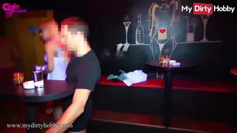 Ξανθιά έφηβη sucksφάει τρεις τύπους σε μια σαγηνευτική λέσχη ανταλλαγής