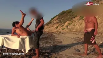 Πέντε τύποι στη γραμμή γαμημένο καυτά μιλφ στην παραλία