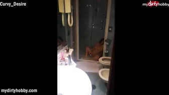 Ένα κορίτσι με μια μπάλα και ένα πόδι που τολμά να γαμήσει τον ταχυδρόμο