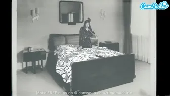 Καυτή έφηβη που παίζει με ξανθές με τεράστια ψεύτικα πουλιά μπροστά από κάμερα