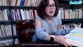 Leana Lovings σπασικλάκι εφηβικό παιχνίδι μουνί στην κάμερα κατά τη διάρκεια του διαλείμματος μελέτης