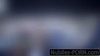 Δύο μικροσκοπικοί Γερμανοί έφηβοι μοιράζονται ένα απαίσιο πουλί