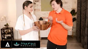 Τρέμοντας 18-year-old αγόρι να θηλάσει την κόρη καλύτερη φίλη της, ενώ εργάζονται