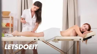 Ο μικρός Καπρίς προσφέρει μασάζ, και μετά ένα καυτό λεσβιακό γαμήσι για την κοπέλα του, τον Τσάρλι Ρεντ