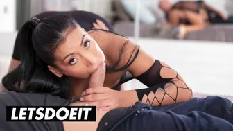 Η Μαριάννα Μάρτιξ δοξάζεται από το τεράστιο πουλί της βοηθού της