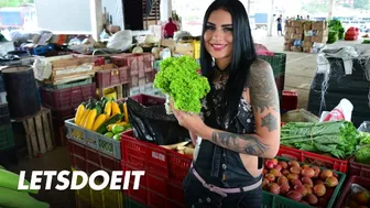 Η μελίνα Ζαπάτα με διάλεξε βαθιά μέσα στο ώριμο μουνί της