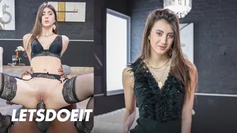 Το παρθένο πρωκτικό της Λίνα Λάξα διαλύεται από ένα τεράστιο μαύρο πουλί
