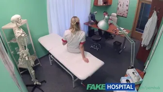 Η ξανθιά νοσοκόμα αποπλανεί τον τεχνικό υπολογιστών