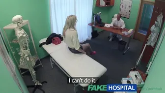 Σκίνι ξανθιά έφηβος θεραπευτής χρειάζεται ένα πουλί στην κλινική