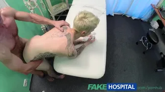 Η Μίλα Μίλαν έκανε τατουάζ με μεγάλο στήθος ξανθιά ασθενή που γαμήθηκε σκληρά στην κλινική