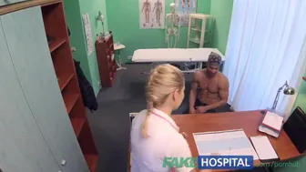 Το καυτό μουνί της Νίκι Dream λύνει τον πόνο στο πρόβλημα του πούτσου στην κλινική