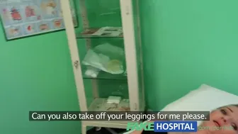 Ο ξανθός ασθενής λαμβάνει το σιδερένιο πουλί του γιατρού και εκπαιδευμένη γλώσσα