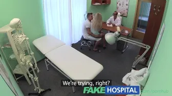 Η φίλη σου πηδάει την ξανθιά κοπέλα της ενώ η συμβουλή του γιατρού