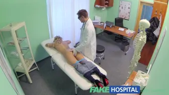 Η σέξι ξανθιά ουρλιάζει στον φτηνό γιατρό