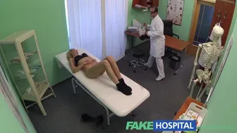 Ξανθό τουριστικό κορίτσι παίρνει μια πλήρη εξέταση στο ψεύτικο νοσοκομείο
