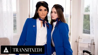 Τρανς ιπτάμενη κοπέλα, η Ζάρια Αούρα πηδάει την σέξι συνάδελφό της Χέιζελ Μουρ με καθυστερημένο αεροπλάνο