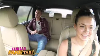Ζεστό κορίτσι ταξί λαχτάρα σκατά και το στήθος spray διασκέδαση