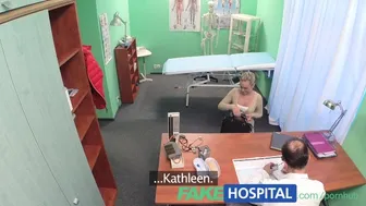 Καυτή ξανθιά ασθενής αγαπά το μυώδες σώμα ενός γιατρού και χαϊδεύοντας λέξεις