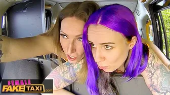 Γυναίκα fakethaxi: Ζεστό κορίτσι emo γεύεται το μουνί του οδηγού