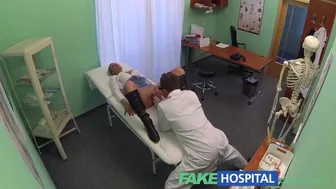 Η όμορφη ώριμη ξανθιά νοσοκόμα της Σαμάνθα Τζολί παίρνει το πουλί του καλού γιατρού
