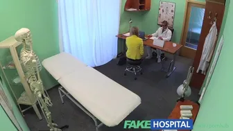Λουστροφοβική ξανθιά Ρωσίδα ασθενής αγαπά μια όμορφη νοσοκόμα
