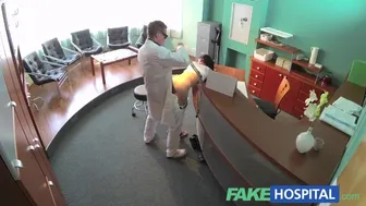 ΨεύτικοΝοσοκομείο Σέξι ασθενής μέσα πάνω από το γραφείο ρεσεψιονίστ και γάμησε σκληρά