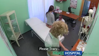 Η ιατρική εξέταση του Tracy Lindsay: ο γιατρός και η νοσοκόμα εργάζονται καλά το πουλί του ασθενούς