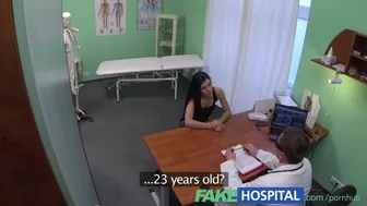 Ψεύτικο νοσοκομείο: Τα δάχτυλα του γιατρού τρελαίνουν το μιλφ, ρίχνοντας με ευχαρίστηση