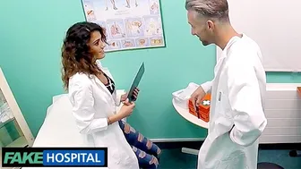 Ο σέξι φοιτητής ιατρικής κάνει πρακτική εισαγωγή στα μυστικά του ψεύτικου νοσοκομείου του πέους