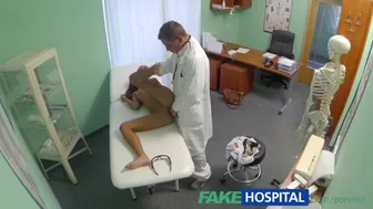 Τζίνα. Η Ντιβάιν έχει ειδική μεταχείριση στο ψεύτικο νοσοκομείο