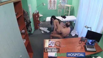 Ο γιατρός ελευθερώνει τα μπαλάκια μέσα στο μουνί της