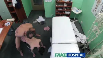 Η Russian ομορφιά ζητά τη δόση σπέρματος του γιατρού