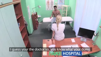 Ο ξανθός ασθενής παίρνει τη ζεστή θεραπεία στην κλινική