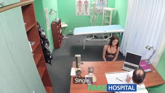 Γλυκός γιατρός Valentine της δίνει ζεστό ασθενή μια μέρα λουλούδι μπουκέτο