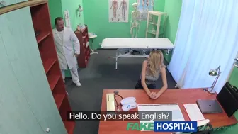 Ένα σφιχτό μουνί τρελαίνει έναν γιατρό για διπλάσια ευχαρίστηση