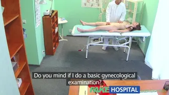 Η καλή έφηβη μαθαίνει να πηδάει στην κλινική