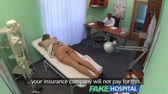 Η σέξι ξανθιά ασθενής πληρώνει το μουνί της σε έναν σέξι γιατρό