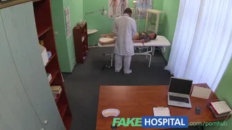 Η μαθήτρια παίρνει εξετάσεις στην κλινική πριν τη δουλειά